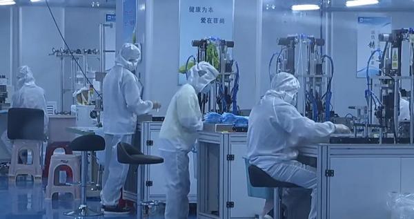 5 图为贵州菲尚医疗器械有限公司的口罩生产无菌车间.